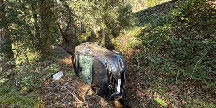 Trasladado el conductor de un turismo tras salirse de la vía y caer por un terraplén en Moaña
