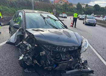 Aparatosa salida de vía en la A-55: un herido y mucho tráfico