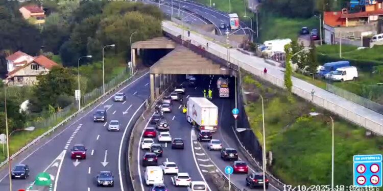 Nuevo accidente en la AP9 (en apenas tres horas) provocando importantes retenciones en la salida de Vigo