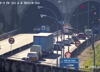 Largas colas y tráfico lento tras una colisión múltiple en el túnel de A Madroa