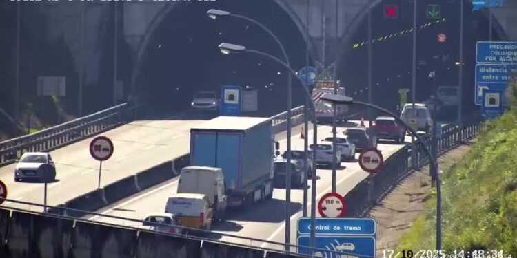 Largas colas y tráfico lento tras una colisión múltiple en el túnel de A Madroa