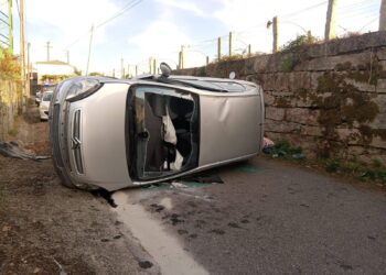 Los bomberos excarcelan a una mujer tras volcar el coche en el que viajaba