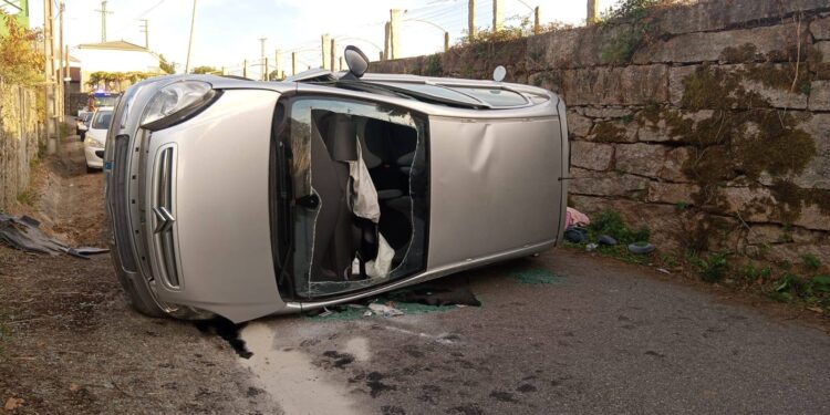 Los bomberos excarcelan a una mujer tras volcar el coche en el que viajaba