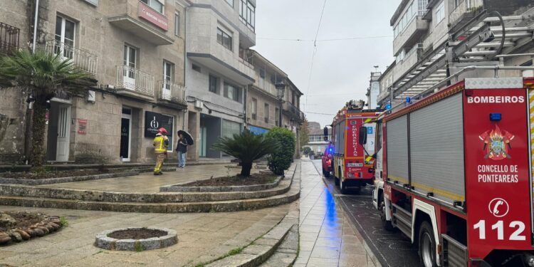 Trasladado al hospital por quemaduras y dificultades respiratorias tras un incendio en su oficina