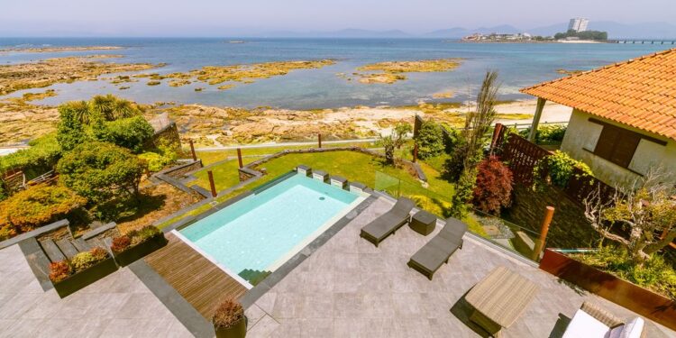 A la venta en Vigo el chalet más lujoso (a pie de playa y con vistas a las Cíes) de todo el litoral gallego
