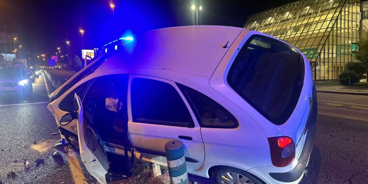 Aparatoso accidente en la Avenida de Madrid con un coche semivolcado