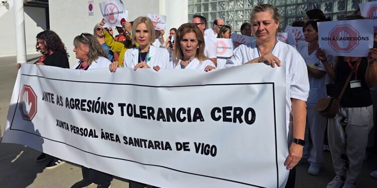 Profesionales sanitarios se concentran tras la última agresión y advierten: tolerancia cero