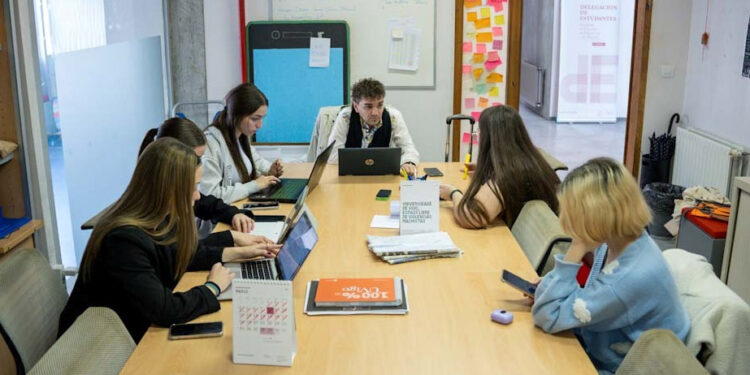 A Cátedra Feminismos 4.0 financia sete investigacións sobre a perspectiva de xénero