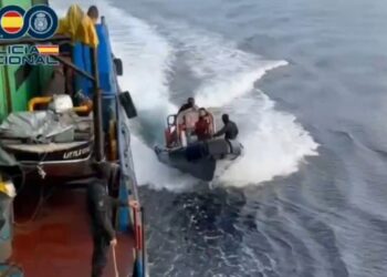 Interceptan a 600 millas de Canarias un buque que transportaba 6.500 kilos de cocaína con destino a Vigo