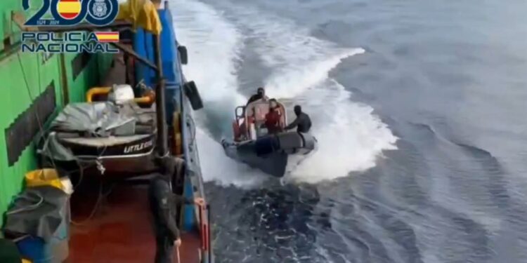 Interceptan a 600 millas de Canarias un buque que transportaba 6.500 kilos de cocaína con destino a Vigo