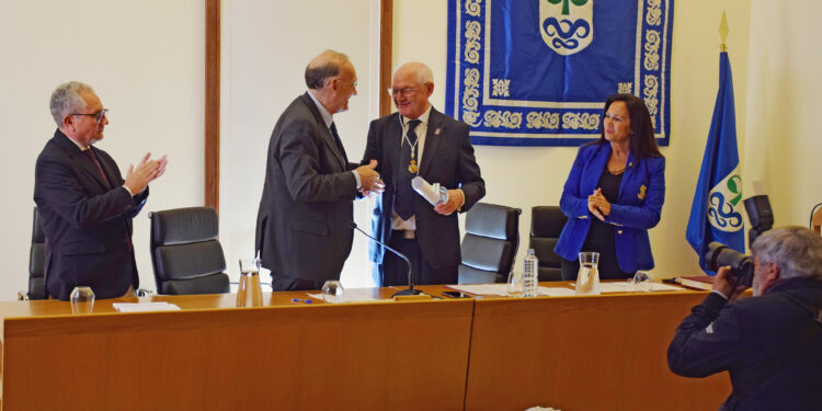 La UVigo entrega su Medalla de Oro a la editorial Galaxia por su compromiso con la lengua y la cultura