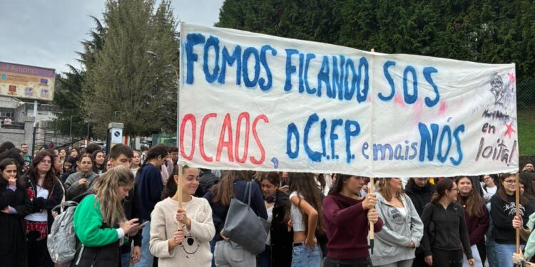 Estudiantes del Manuel Antonio se plantan ante las obras y harán huelga: «Afecta a nuestro bienestar físico y mental»