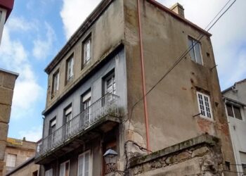 Los pisos turísticos colonizan el Casco Vello: Urbanismo concede licencia para un inmueble completo