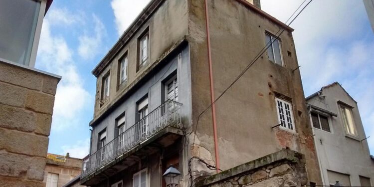 Los pisos turísticos colonizan el Casco Vello: Urbanismo concede licencia para un inmueble completo