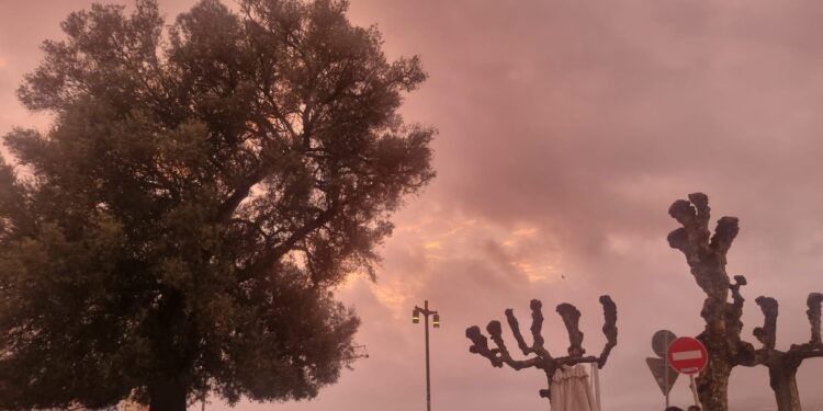La borrasca Benjamín activa la alerta amarilla en las Rías Baixas: lluvia, fuertes rachas de viento y olas