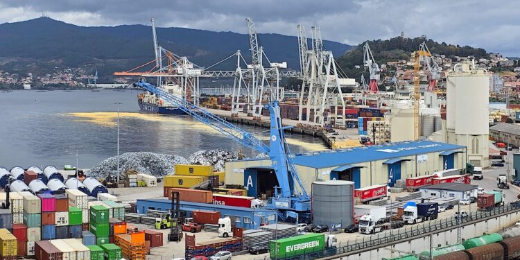 Alarma en el Puerto de Vigo: una explosión y un vertido
