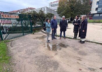 Lodazal y grietas para llegar a Villa Laura: llamada a Caballero ante «problemas reales que afectan a los vigueses»