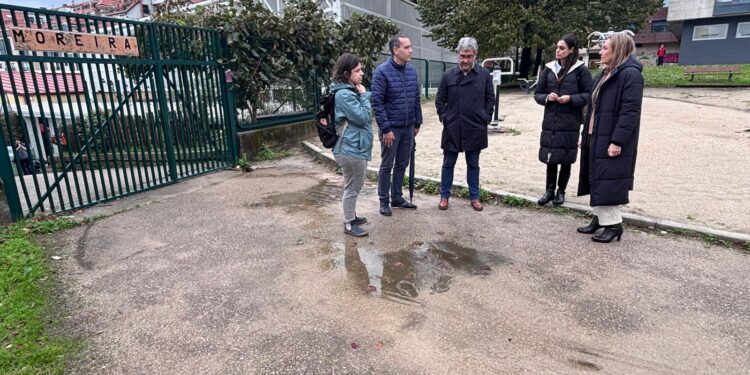 Lodazal y grietas para llegar a Villa Laura: llamada a Caballero ante «problemas reales que afectan a los vigueses»