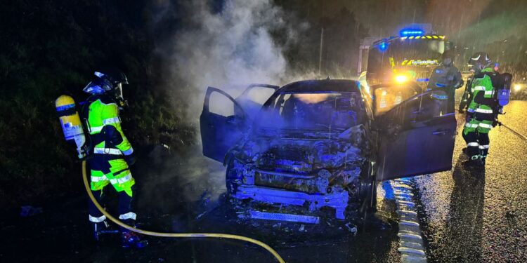 El incendio de un turismo en la A55 provoca el caos en la autovía