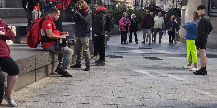 Xuso Jones graba en el corazón festivo de Vigo el nuevo «Lo Sabe, No Lo Sabe»