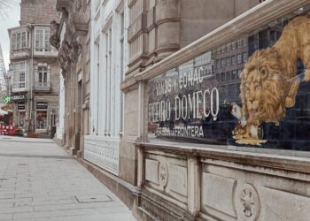 El león más famoso de Vigo ya luce su nuevo brillo