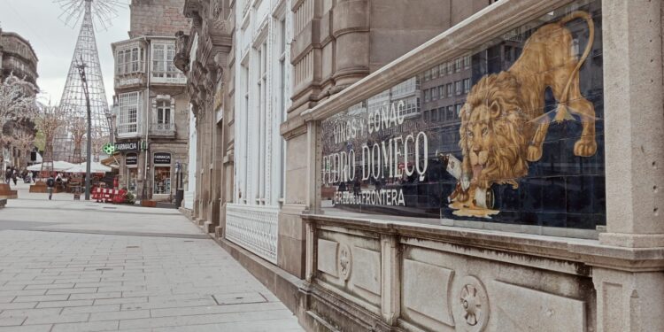 El león más famoso de Vigo ya luce su nuevo brillo