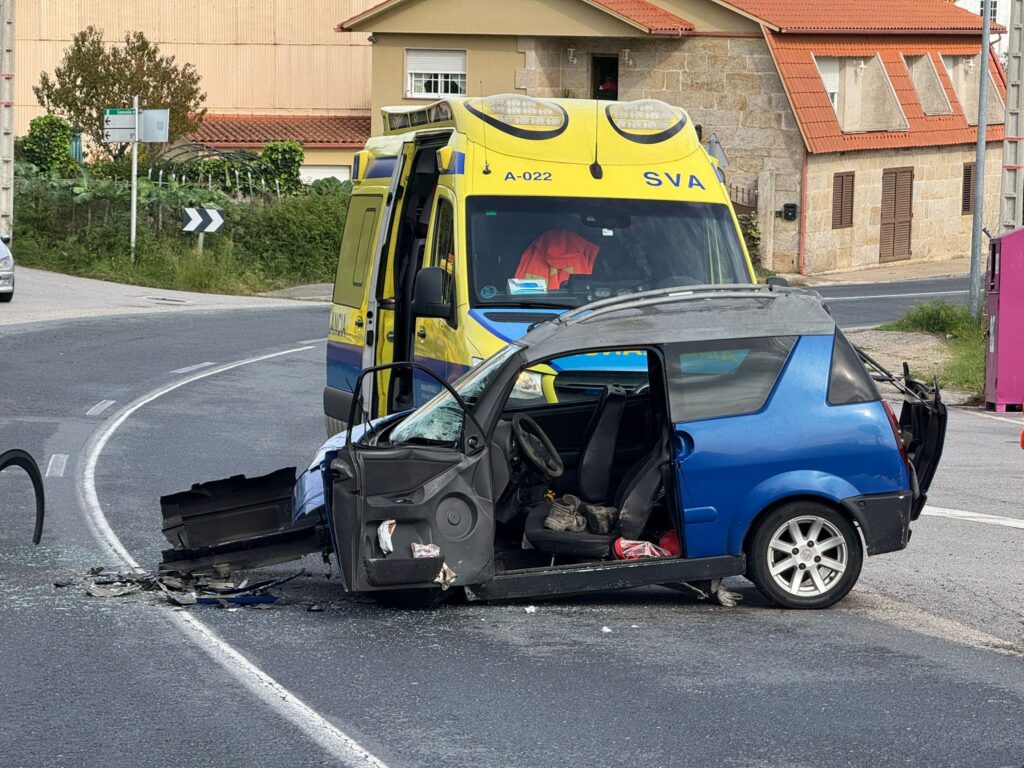 Dos heridos, uno grave, y cortada la N-550 por un accidente entre un vehículo sin carné y un coche de un tanatorio