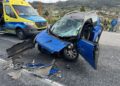 Dos heridos, uno grave, y cortada la N-555 por un accidente entre un vehículo sin carné y un coche de un tanatorio