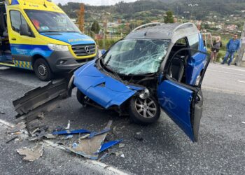 Dos heridos, uno grave, y cortada la N-550 por un accidente entre un vehículo sin carné y un coche de un tanatorio
