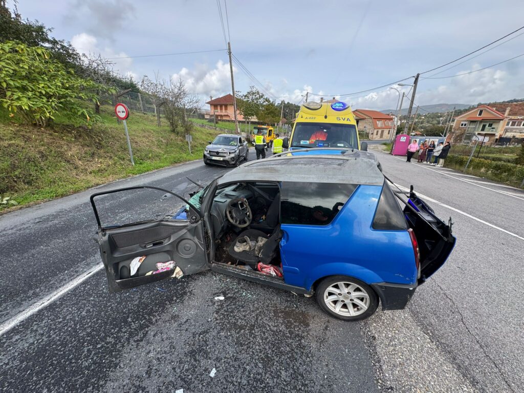 Dos heridos, uno grave, y cortada la N-550 por un accidente entre un vehículo sin carné y un coche de un tanatorio