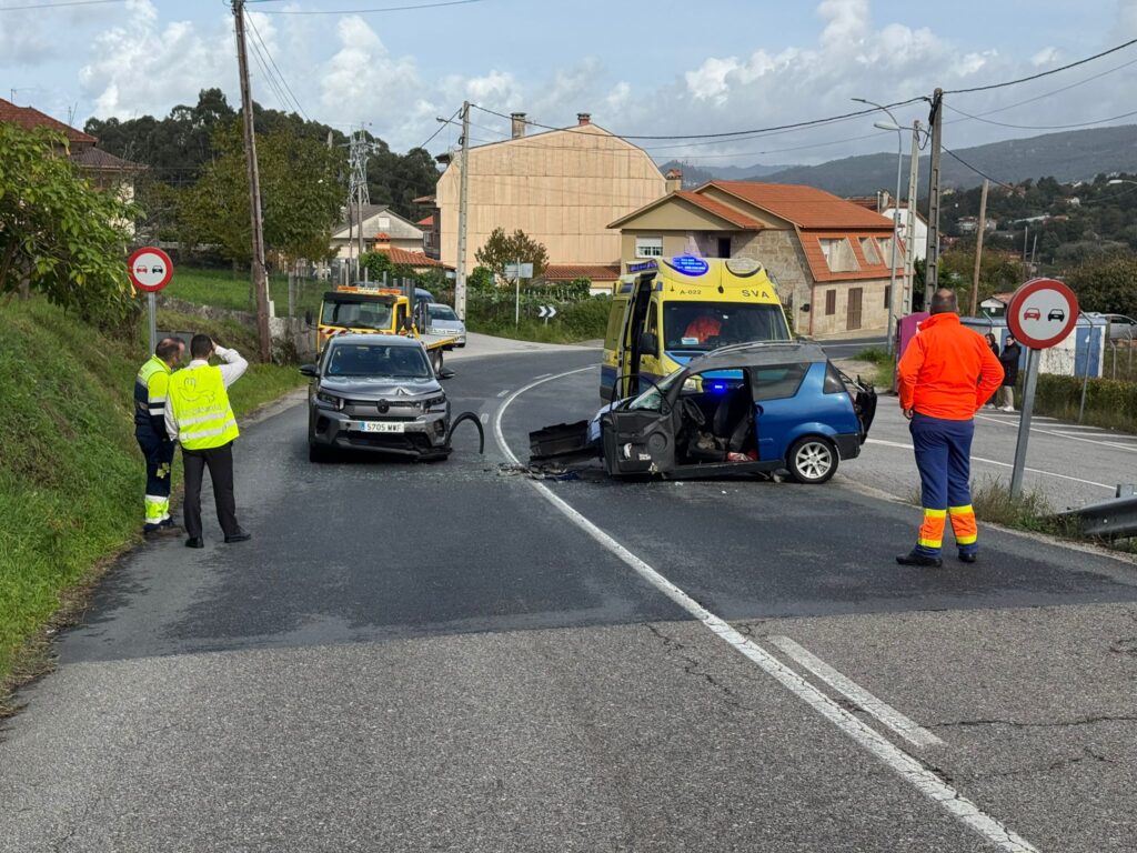 Dos heridos, uno grave, y cortada la N-550 por un accidente entre un vehículo sin carné y un coche de un tanatorio