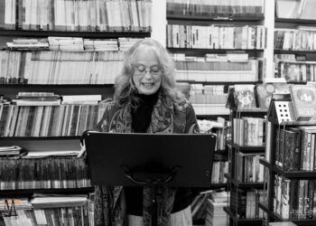 Karin Monteiro-Zwahlen presenta su poesía bilingüe en Évame Oroza, un diálogo íntimo sobre el desarraigo