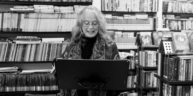 Karin Monteiro-Zwahlen presenta su poesía bilingüe en Évame Oroza, un diálogo íntimo sobre el desarraigo