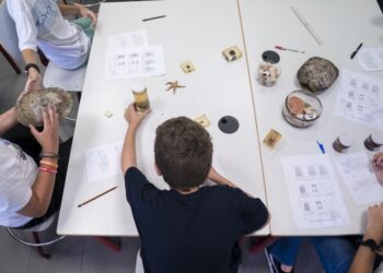 Condenados por ‘desescolarización’: los padres de un niño de Gondomar, multados por abandono de familia