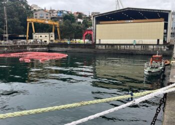 El vertido de aceite de palma de Vigo llega a las playas de Moaña