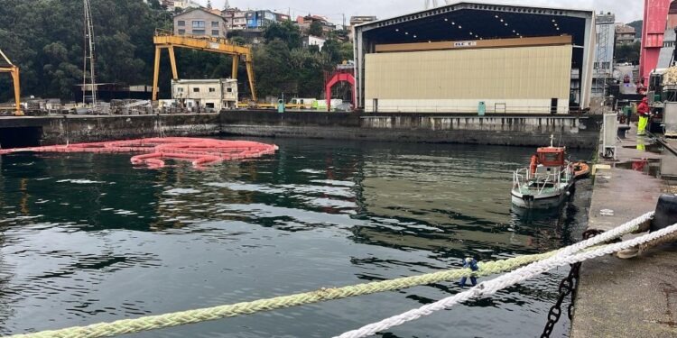 El vertido de aceite de palma de Vigo llega a las playas de Moaña