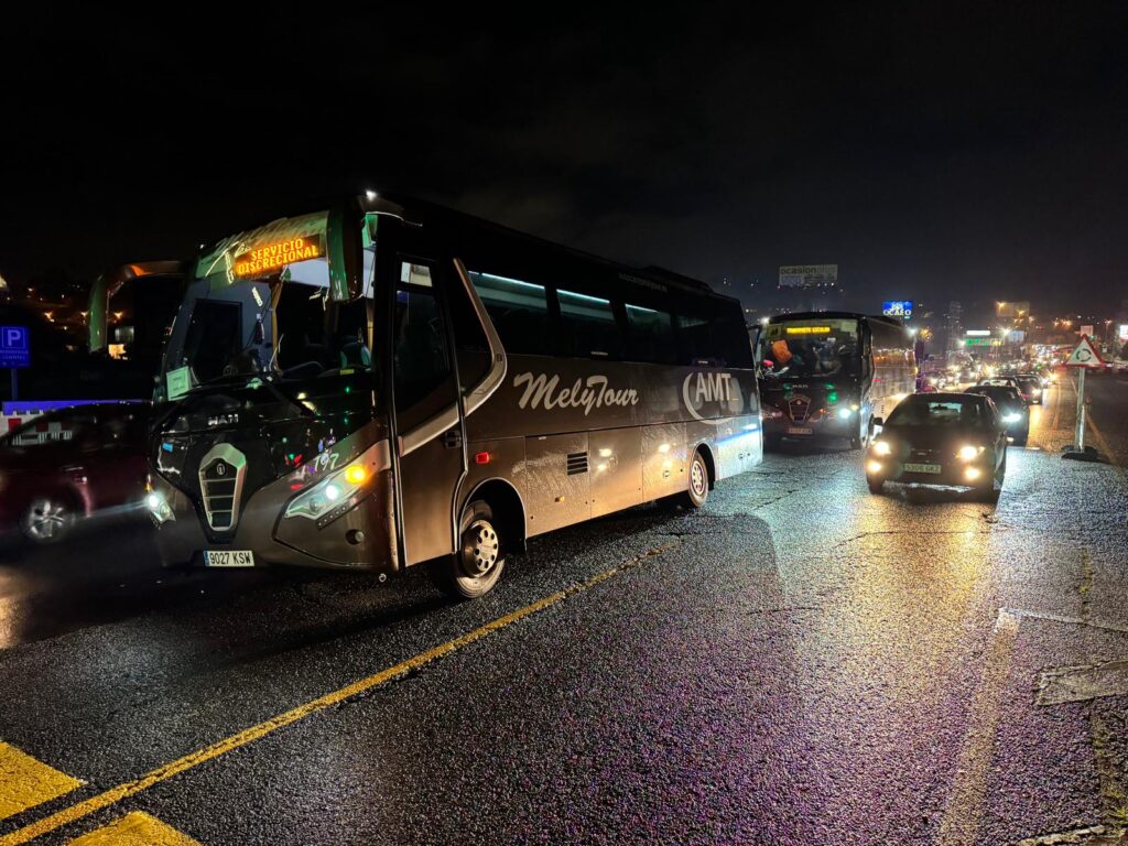 Complicaciones de tráfico en la Avenida de Madrid debido a un hundimiento. Un autobús con un grupo de montañeros que llegaba la tarde de este domingo se vio atrapado en uno de los principales accesos a la ciudad.