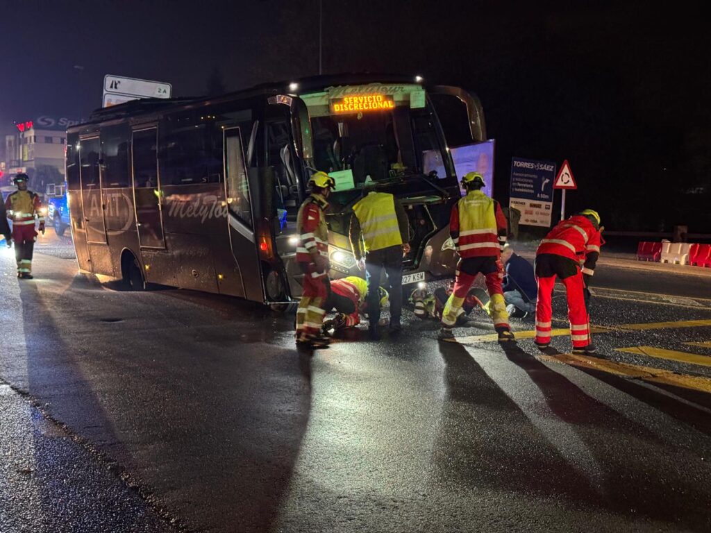 Complicaciones de tráfico en la Avenida de Madrid debido a un hundimiento. Un autobús con un grupo de montañeros que llegaba la tarde de este domingo se vio atrapado en uno de los principales accesos a la ciudad.