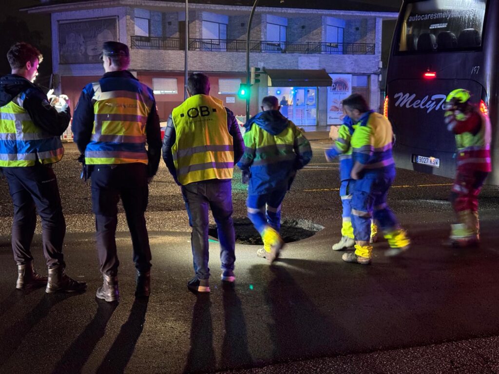 Complicaciones de tráfico en la Avenida de Madrid debido a un hundimiento. Un autobús con un grupo de montañeros que llegaba la tarde de este domingo se vio atrapado en uno de los principales accesos a la ciudad.