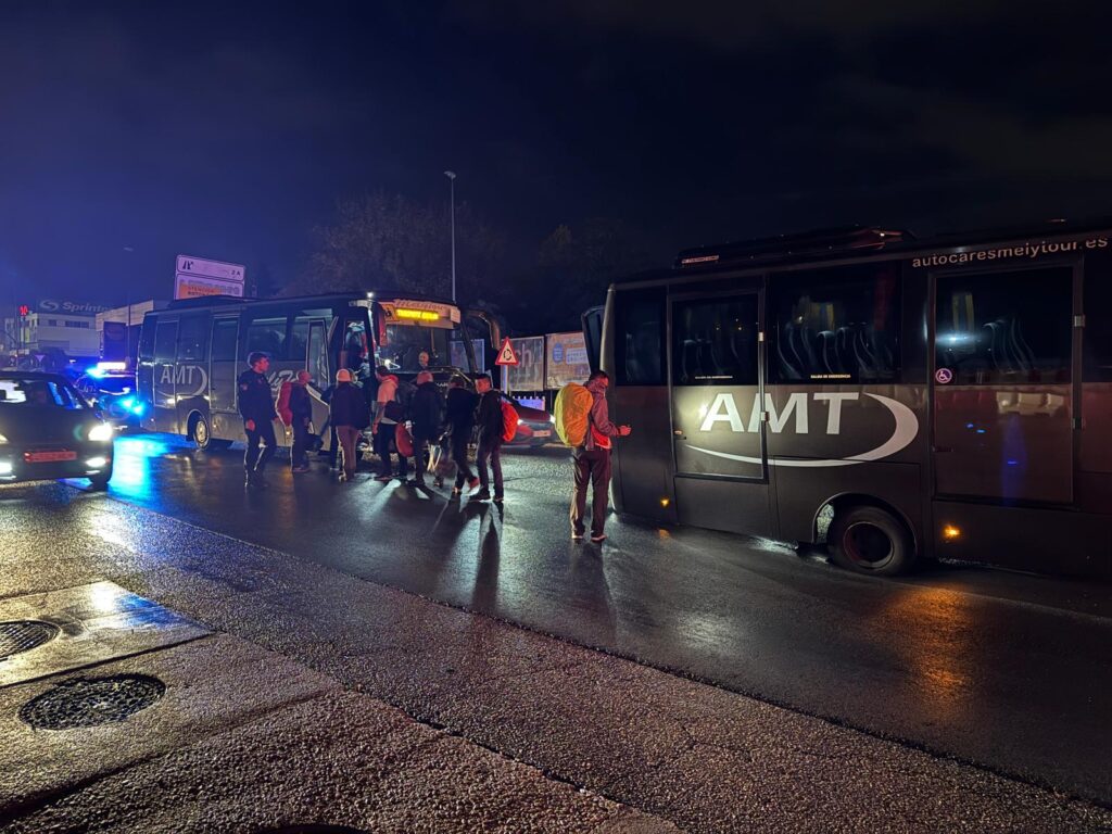 Complicaciones de tráfico en la Avenida de Madrid debido a un hundimiento. Un autobús con un grupo de montañeros que llegaba la tarde de este domingo se vio atrapado en uno de los principales accesos a la ciudad.