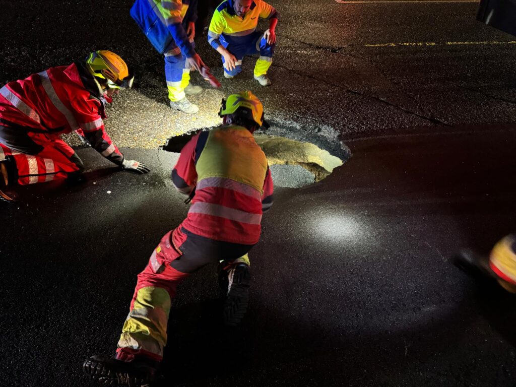 Complicaciones de tráfico en la Avenida de Madrid debido a un hundimiento. Un autobús con un grupo de montañeros que llegaba la tarde de este domingo se vio atrapado en uno de los principales accesos a la ciudad.