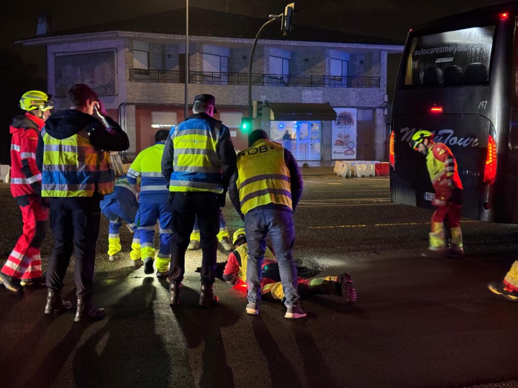 Complicaciones de tráfico en la Avenida de Madrid debido a un hundimiento. Un autobús con un grupo de montañeros que llegaba la tarde de este domingo se vio atrapado en uno de los principales accesos a la ciudad.