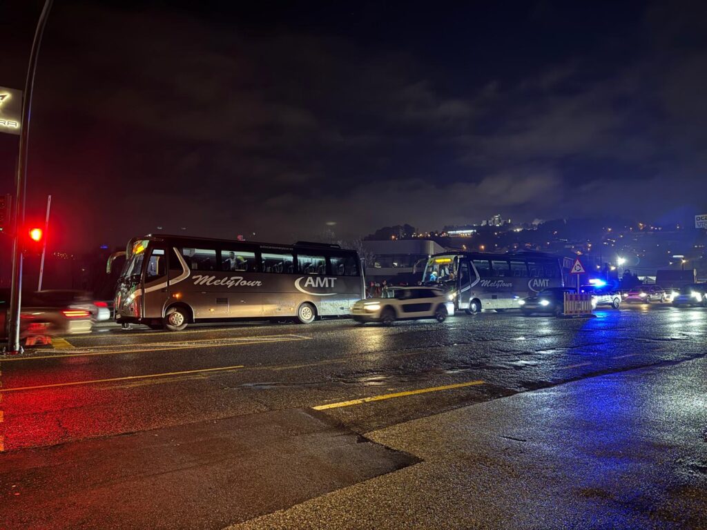 Complicaciones de tráfico en la Avenida de Madrid debido a un hundimiento. Un autobús con un grupo de montañeros que llegaba la tarde de este domingo se vio atrapado en uno de los principales accesos a la ciudad.