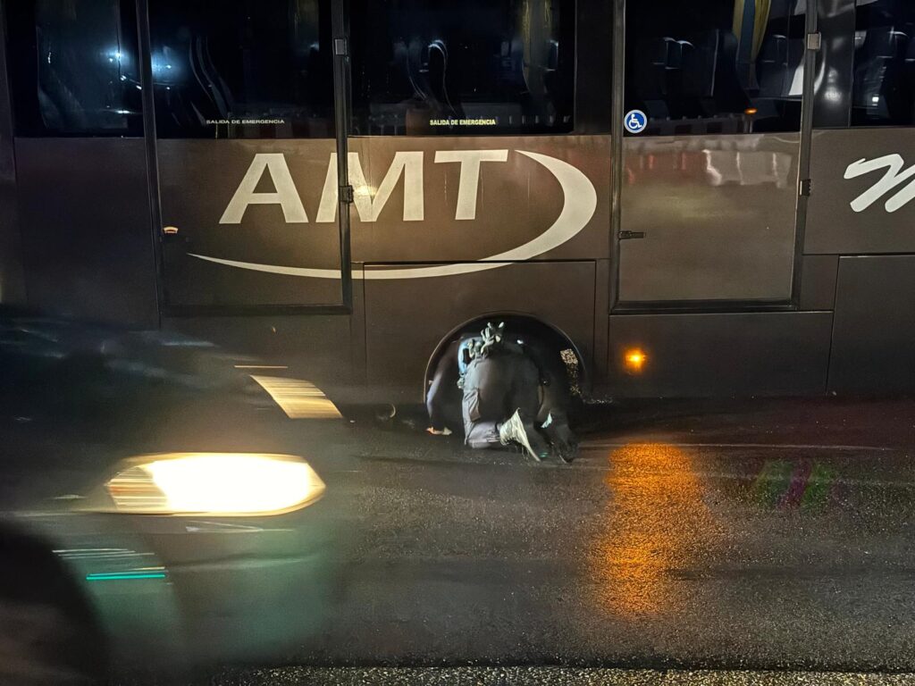 Complicaciones de tráfico en la Avenida de Madrid debido a un hundimiento. Un autobús con un grupo de montañeros que llegaba la tarde de este domingo se vio atrapado en uno de los principales accesos a la ciudad.