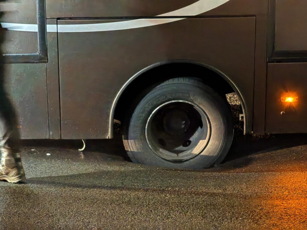 Complicaciones de tráfico en la Avenida de Madrid debido a un hundimiento. Un autobús con un grupo de montañeros que llegaba la tarde de este domingo se vio atrapado en uno de los principales accesos a la ciudad.
