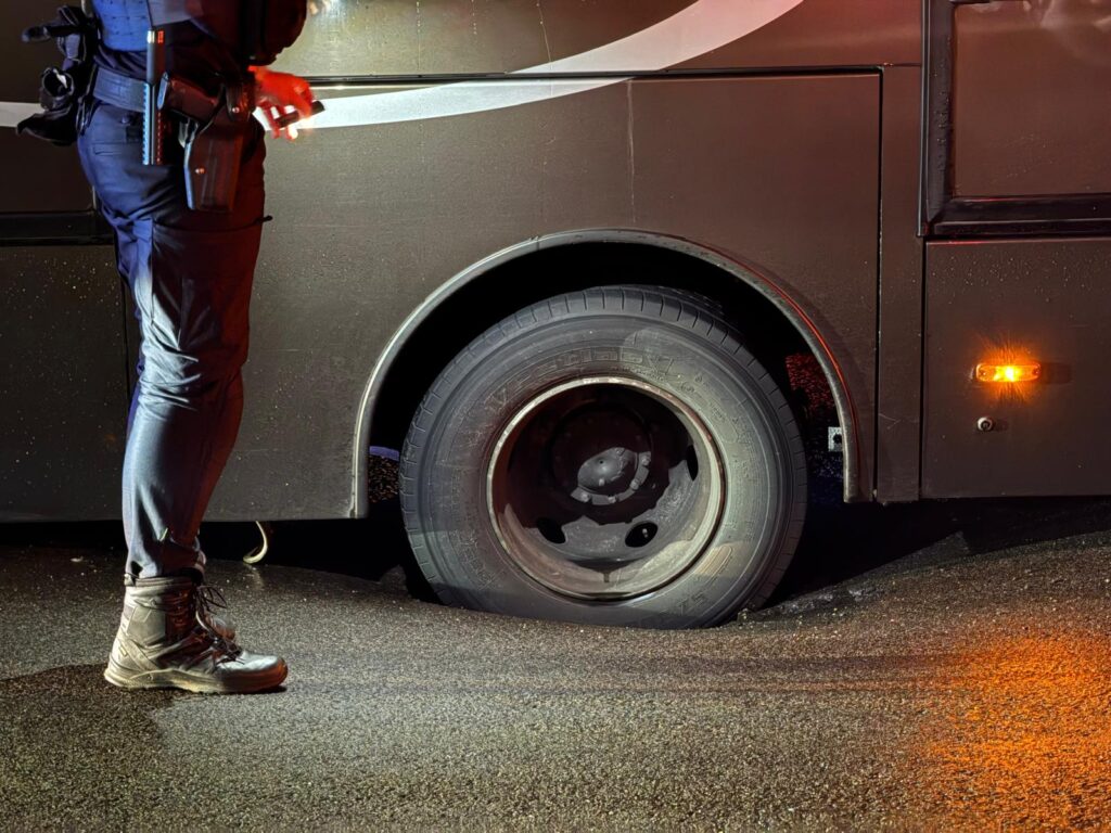 Complicaciones de tráfico en la Avenida de Madrid debido a un hundimiento. Un autobús con un grupo de montañeros que llegaba la tarde de este domingo se vio atrapado en uno de los principales accesos a la ciudad.