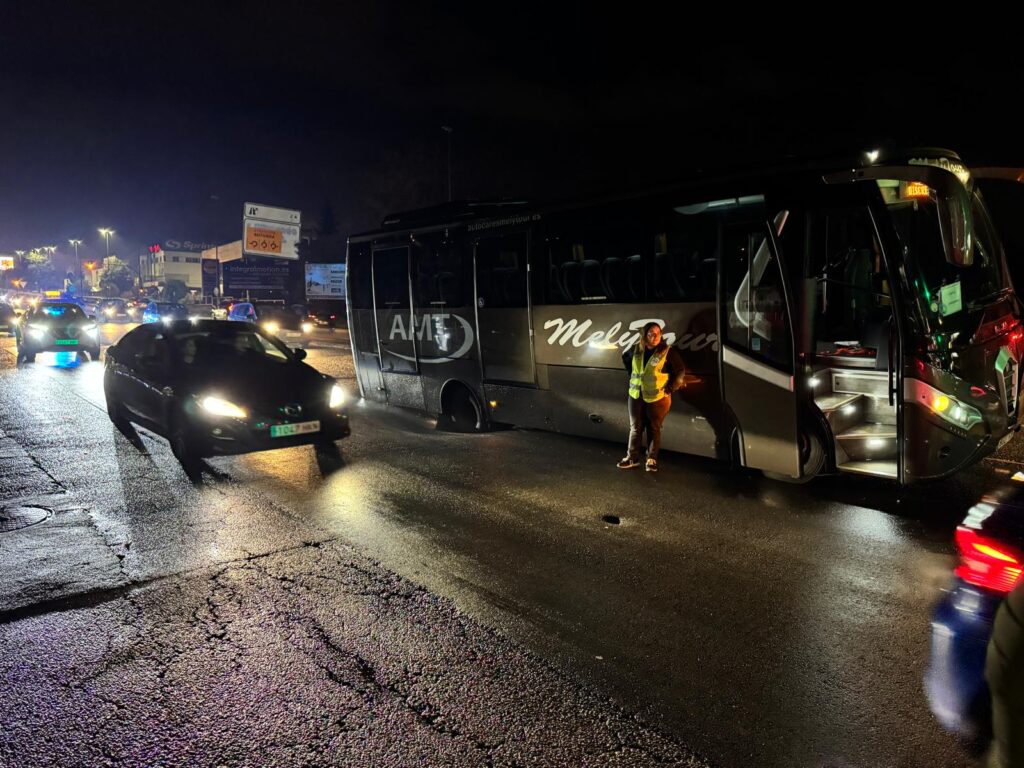 Complicaciones de tráfico en la Avenida de Madrid debido a un hundimiento. Un autobús con un grupo de montañeros que llegaba la tarde de este domingo se vio atrapado en uno de los principales accesos a la ciudad.