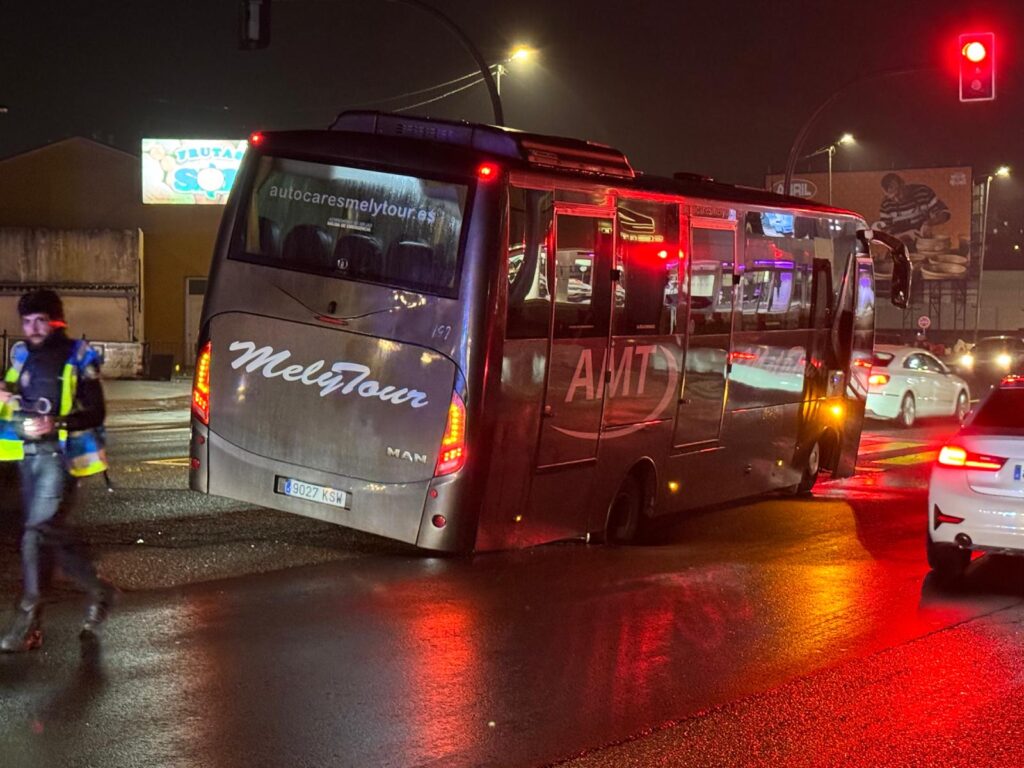Complicaciones de tráfico en la Avenida de Madrid debido a un hundimiento. Un autobús con un grupo de montañeros que llegaba la tarde de este domingo se vio atrapado en uno de los principales accesos a la ciudad.