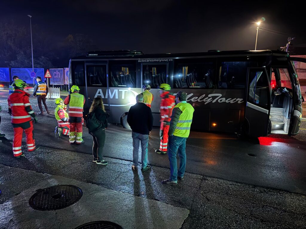 Complicaciones de tráfico en la Avenida de Madrid debido a un hundimiento. Un autobús con un grupo de montañeros que llegaba la tarde de este domingo se vio atrapado en uno de los principales accesos a la ciudad.