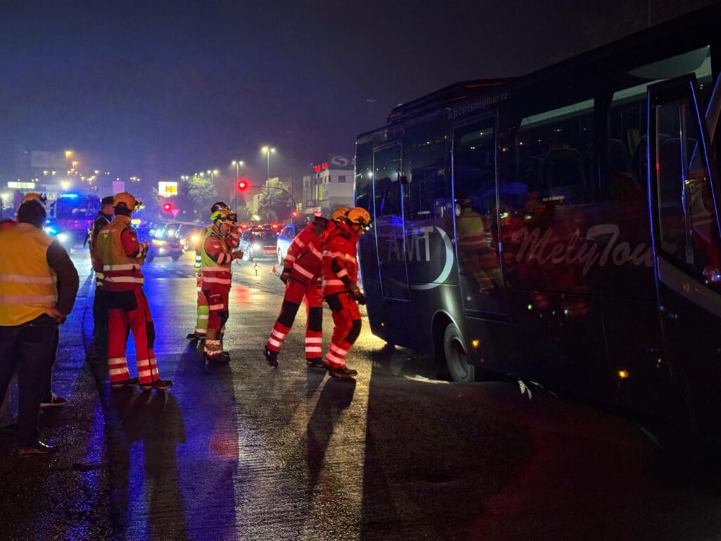 Complicaciones de tráfico en la Avenida de Madrid debido a un hundimiento. Un autobús con un grupo de montañeros que llegaba la tarde de este domingo se vio atrapado en uno de los principales accesos a la ciudad.